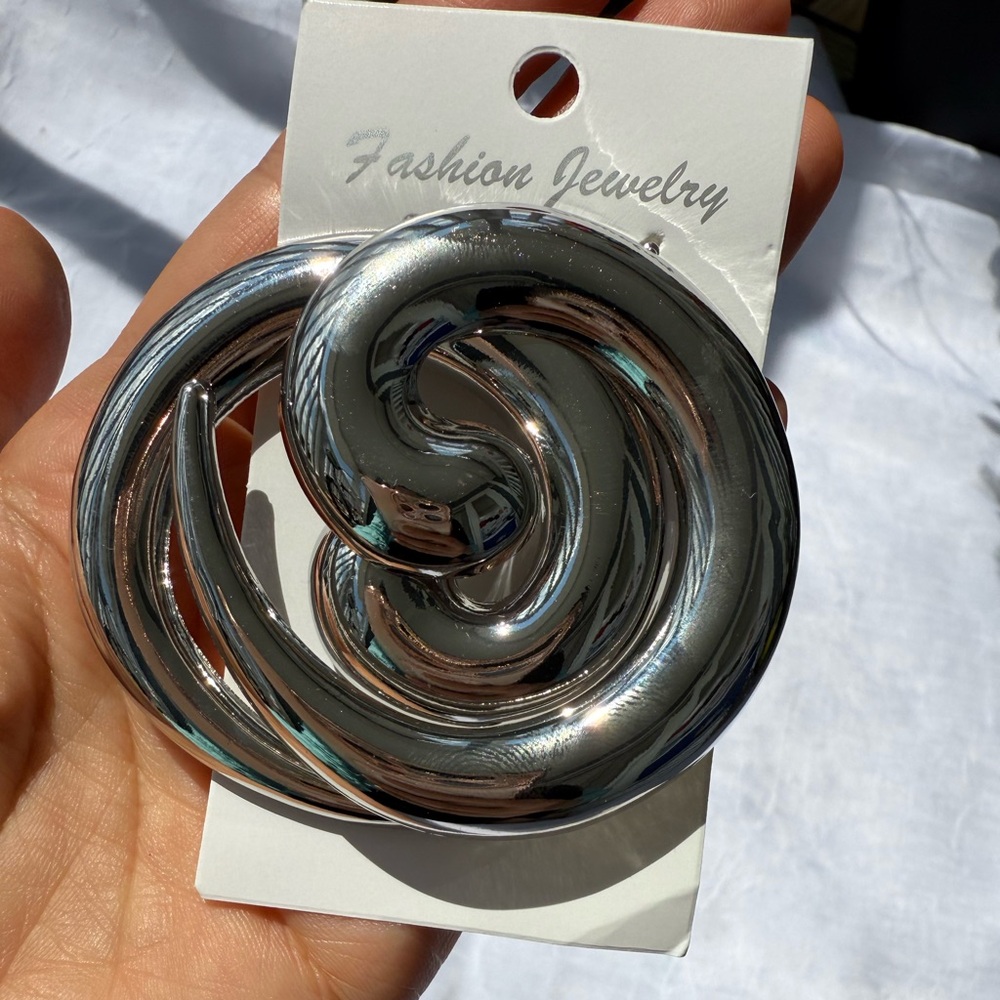 Vintage Silver Spiral Stud Earrings – Bold Retro Statement - Picture 8 of 8